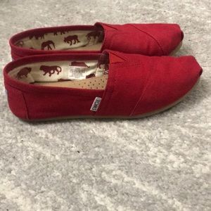 TOMS red canvas shoes